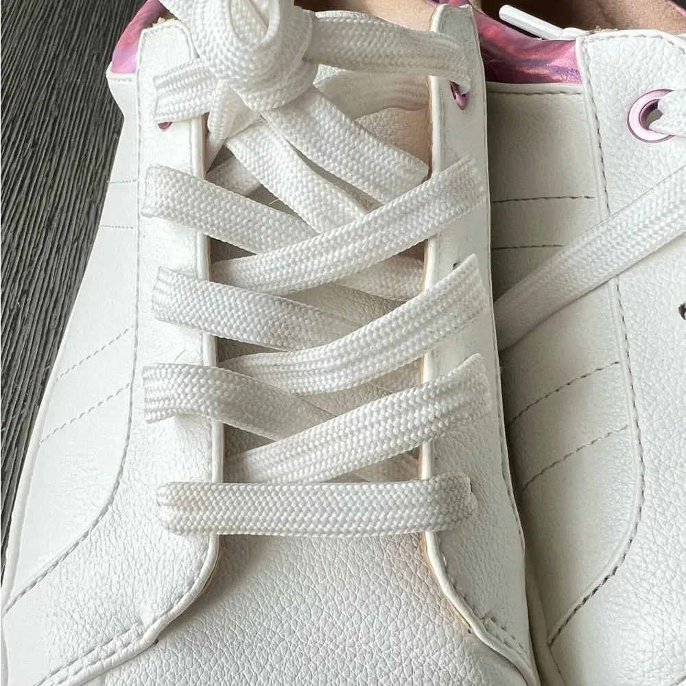 Soul Naturalizer‎ White Faux Leather Sneakers with Pink Accent Casual Everyday